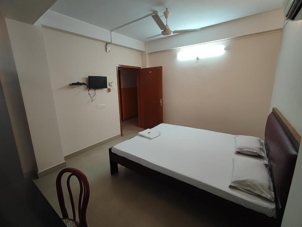 Postel nebo postele na pokoji v ubytování Krishna Inn