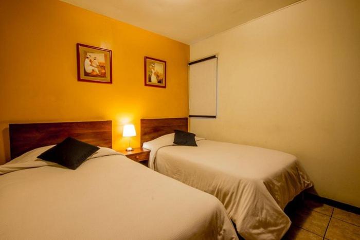 - une chambre d'hôtel avec 2 lits dans l'établissement HOTEL GRAN VIA, à Calera y Chozas