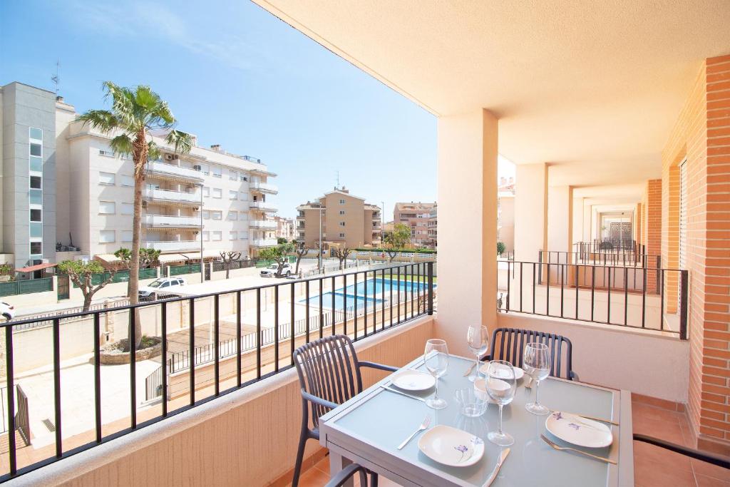 Piscina de la sau aproape de Global Properties, Apartamento con piscina y terraza en la playa de Canet