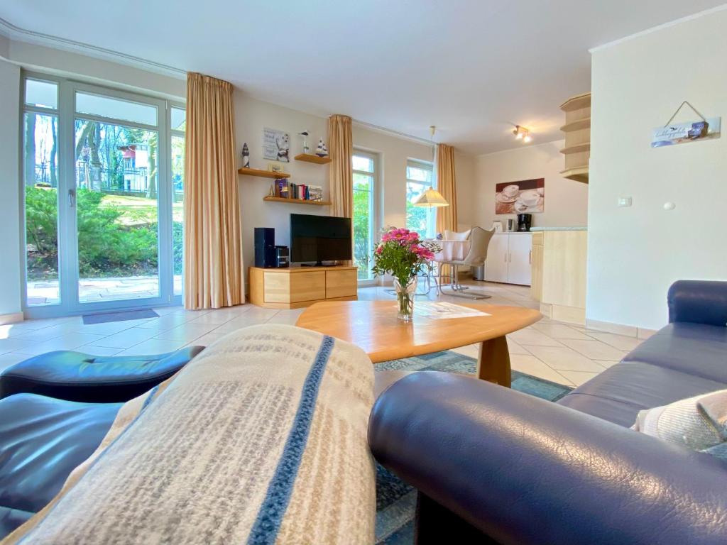 a living room with a couch and a table at Residenz Bleichröder - Ferienwohnung 25 in Heringsdorf