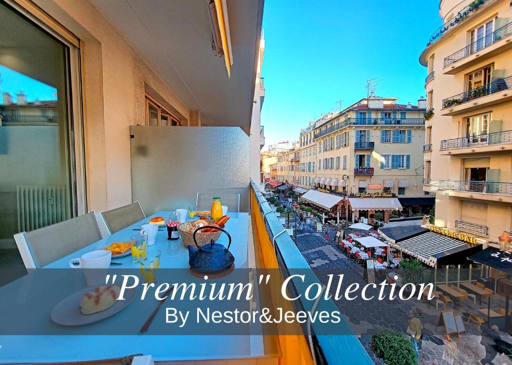 une table sur un balcon avec vue sur une ville dans l'établissement Nestor&Jeeves - ANGLICAN TERRASSE - Central - Very close sea, à Nice