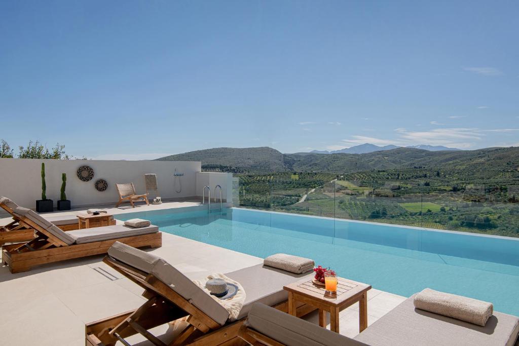 episkopi-heraklionにあるAnantia Villa 2 - Scenic View, Luxury Experienceの眺めの良いスイミングプール付きのヴィラ
