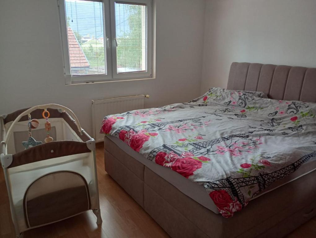 ein Bett mit einer Decke in einem Schlafzimmer in der Unterkunft L&L in Sarajevo