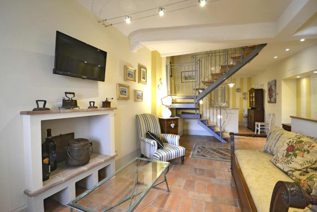uma sala de estar com um sofá e uma lareira em Appartamento Maccari em Cortona
