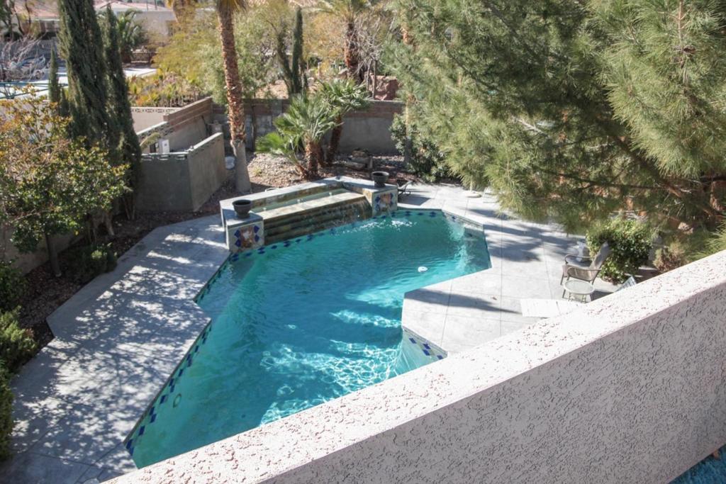 una vista aérea de una piscina en un patio trasero en Villa Caridad en Las Vegas
