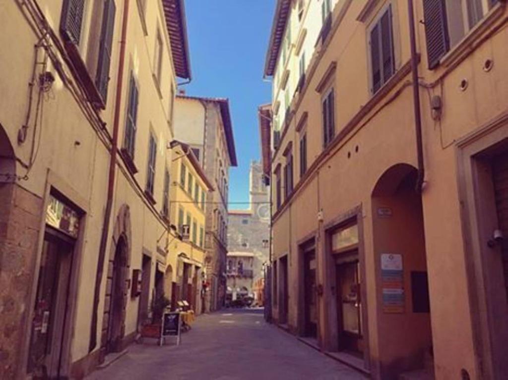 an empty street in an alley between two buildings at Casa Franci in Cortona