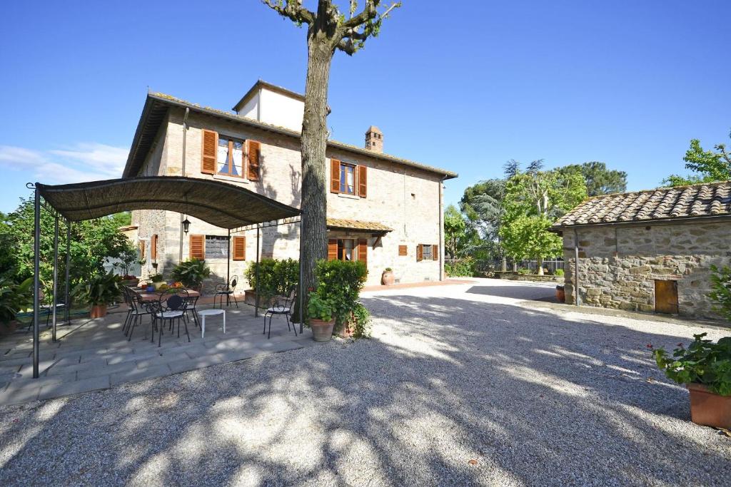 an external view of a house with a tree at Casa I Pini in Cortona