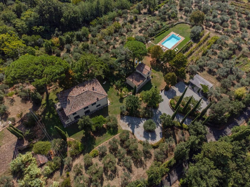 an aerial view of a house with a swimming pool at VILLA SAN PIETRO in Cortona