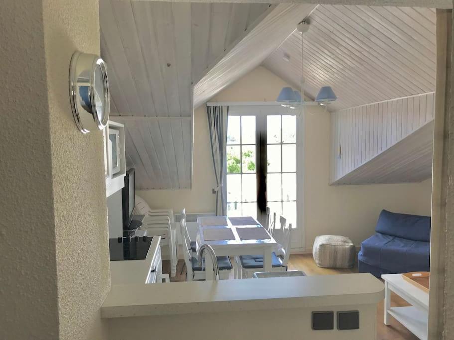 une cuisine et un salon avec une table et un canapé dans l'établissement Appartement vue piscine et golf, à Talmont-Saint-Hilaire