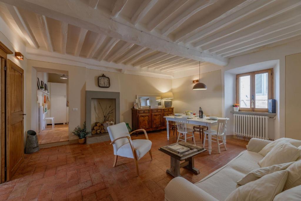 un soggiorno con divano e tavolo di Appartamento Mancini a Cortona