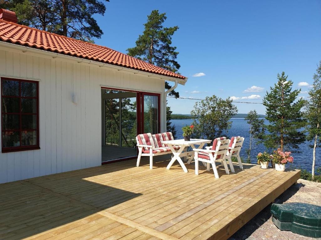 a patio with a table and chairs on a deck at Ferienhaus für 5 Personen ca 100 qm in Rensbyn, Mittelschweden See Runn in Falun