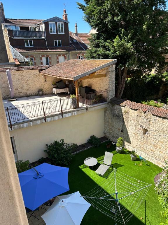 an overhead view of a garden with umbrellas and chairs at Cosy Jacobins in Langres