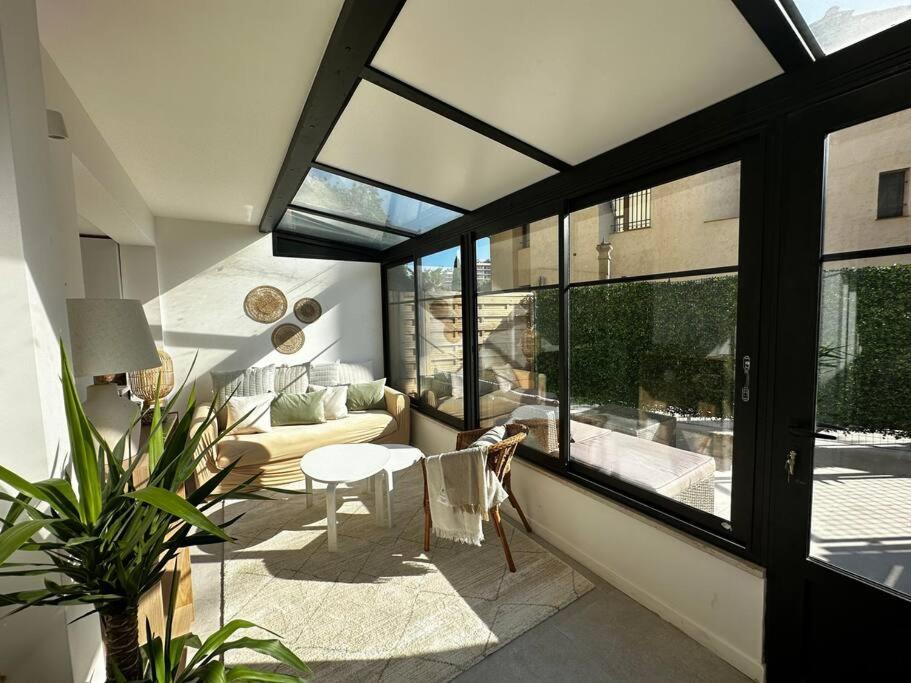 un salon avec un canapé et une fenêtre dans l'établissement Très bel appartement, moderne, grande terrasse, à Antibes