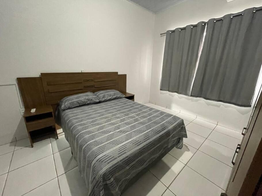 Katil atau katil-katil dalam bilik di Casa em Sinop