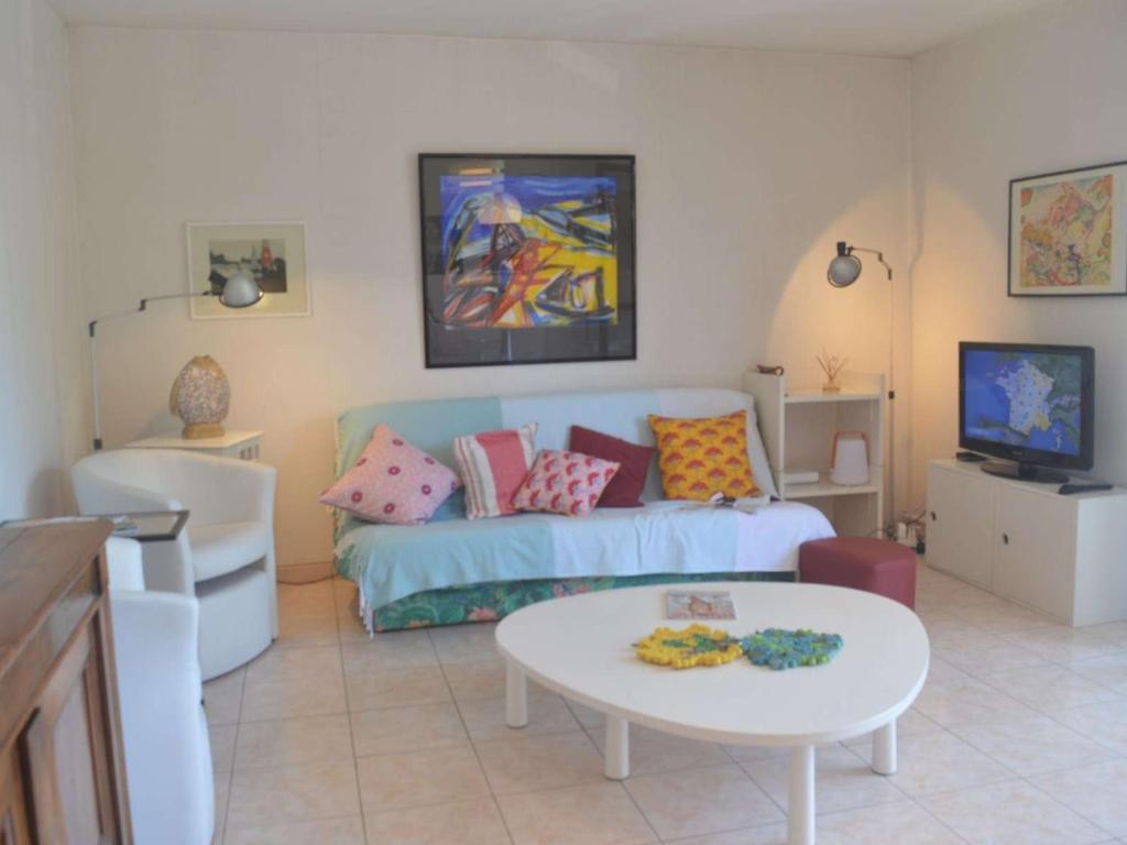 un salon avec un canapé et une table dans l'établissement Appartement à 5 min de la plage avec terrasse et parking - Fréjus - FR-1-226A-106, à Fréjus