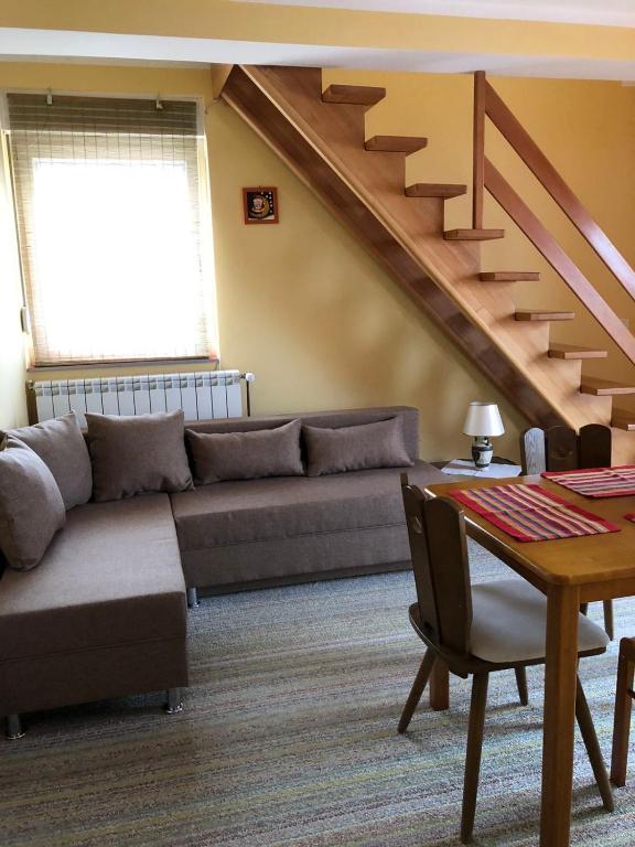 A seating area at Apartmani MiM