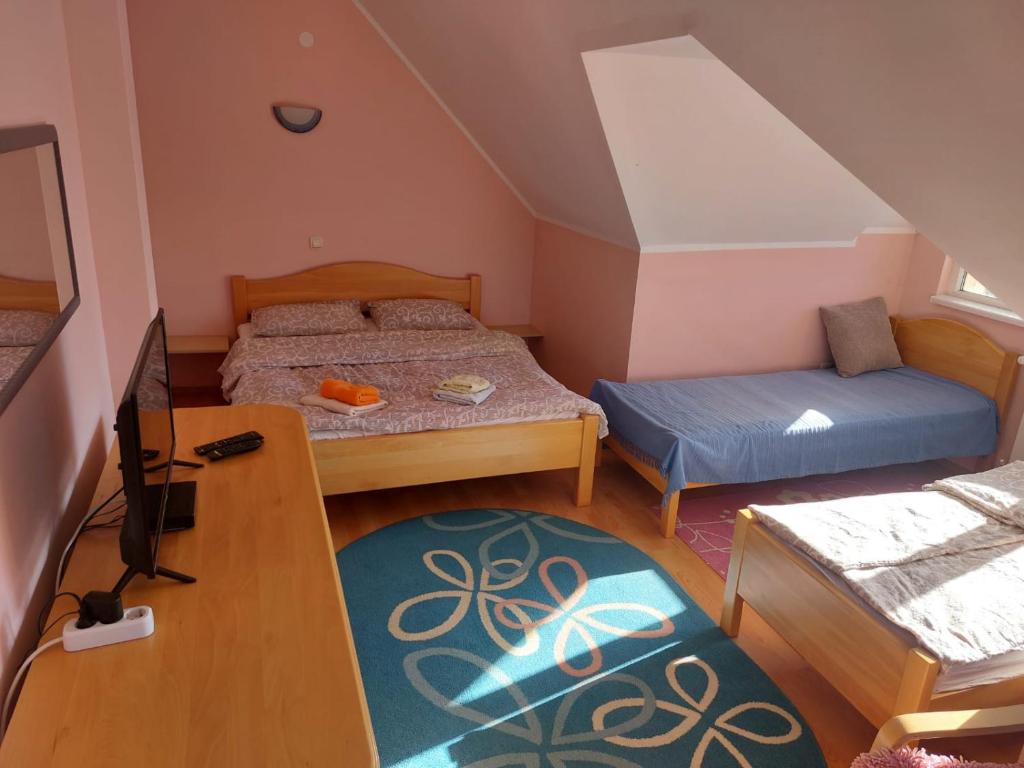 A bed or beds in a room at Apartmani MiM