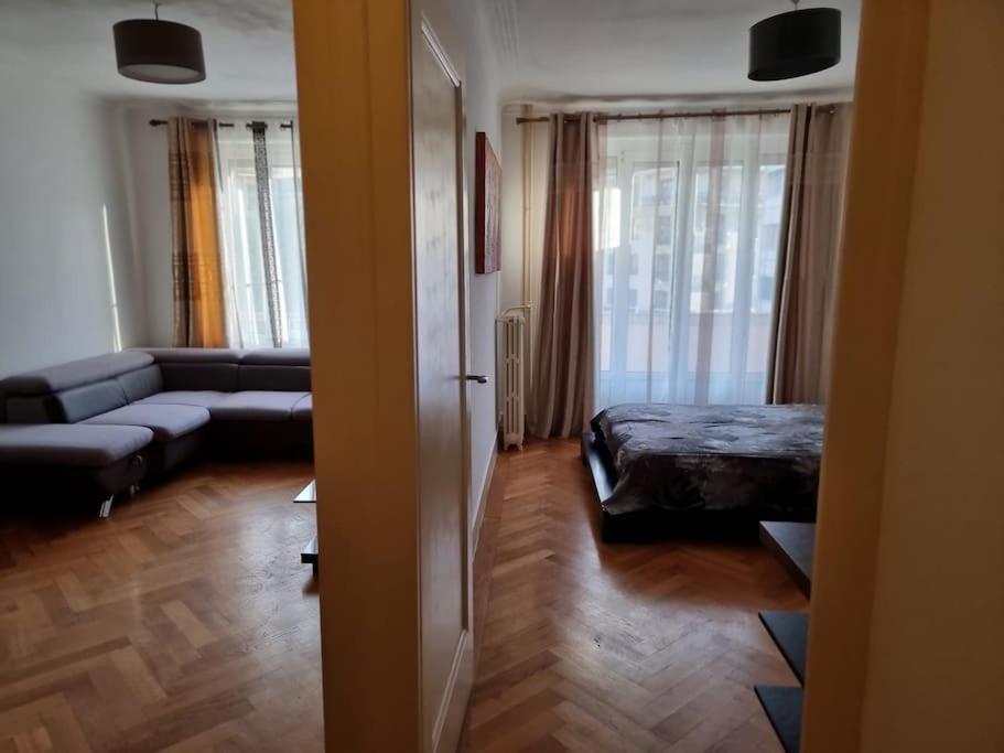- un salon avec un lit et un canapé dans l'établissement Joli appartement aux Eaux Vives, à Genève