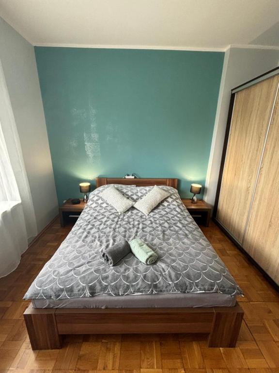 Posteľ alebo postele v izbe v ubytovaní Apartament 18