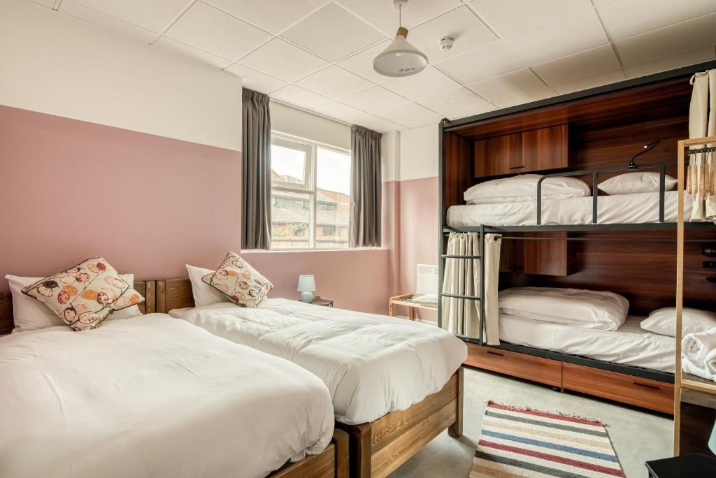 two beds in a room with bunk beds at Malacuna Birmingham in Birmingham