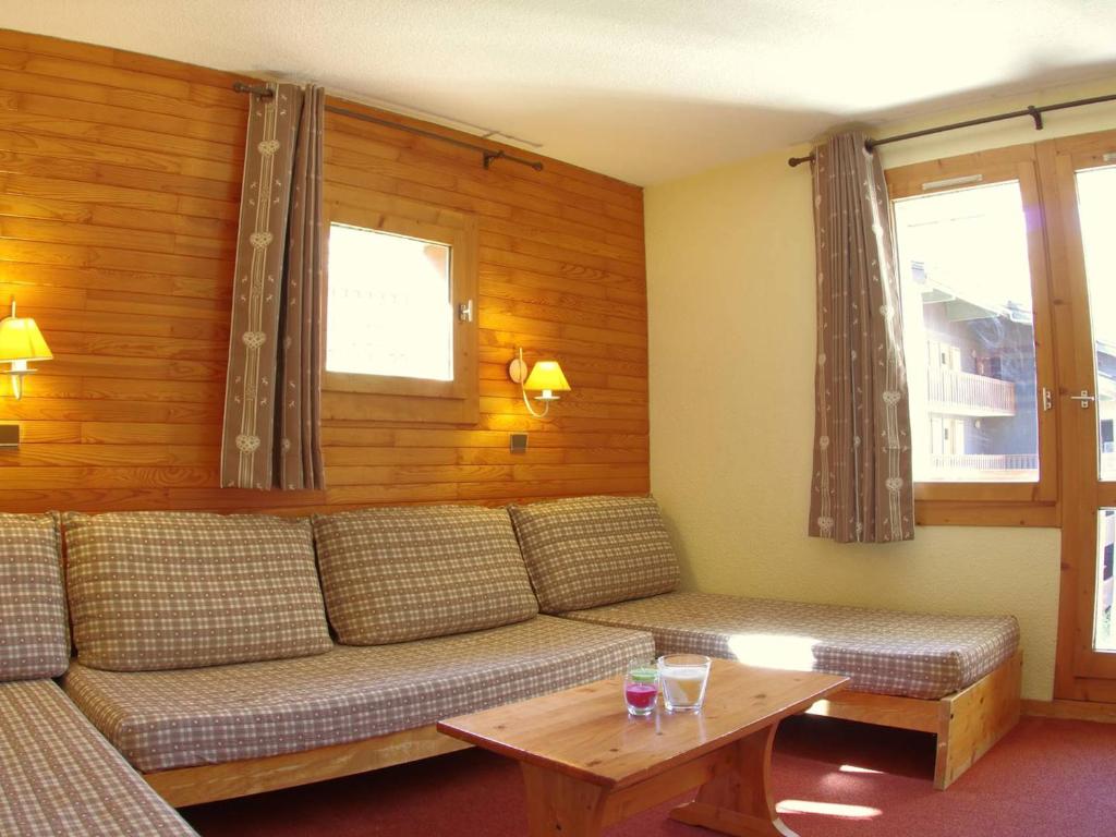 ein Wohnzimmer mit einem Sofa und einem Tisch in der Unterkunft Appartement Valmorel, 2 pièces, 5 personnes - FR-1-291-886 in Valmorel