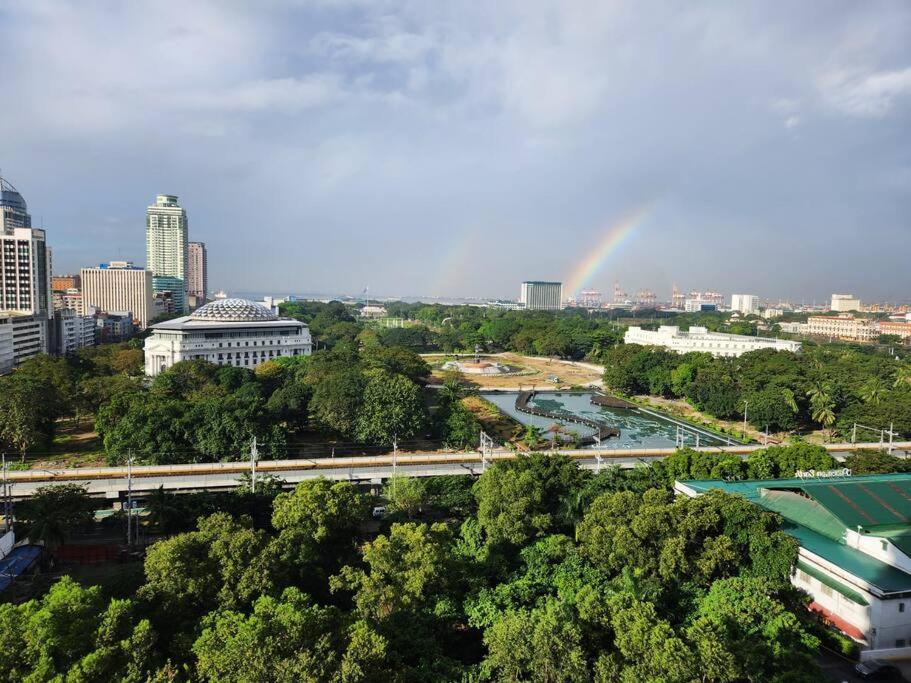 una vista de una ciudad con un arco iris en el fondo en Manila Condo Luneta LRT UN Taft Ave Wi-Fi Netflix, en Manila