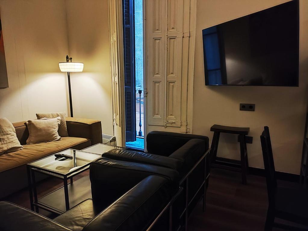 バルセロナにあるClassic styled apartmentのリビングルーム(ソファ、テーブル付)