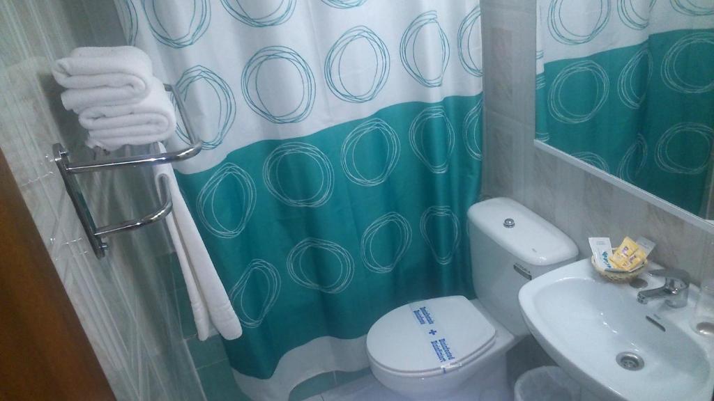 Hostal Virgen Del Rocío - Habitación Triple Básica Con Baño Privado