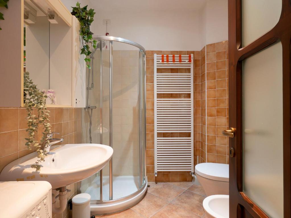 uma casa de banho com um chuveiro, um lavatório e um WC. em I Host Apartment - Volta Lierna em Lierna