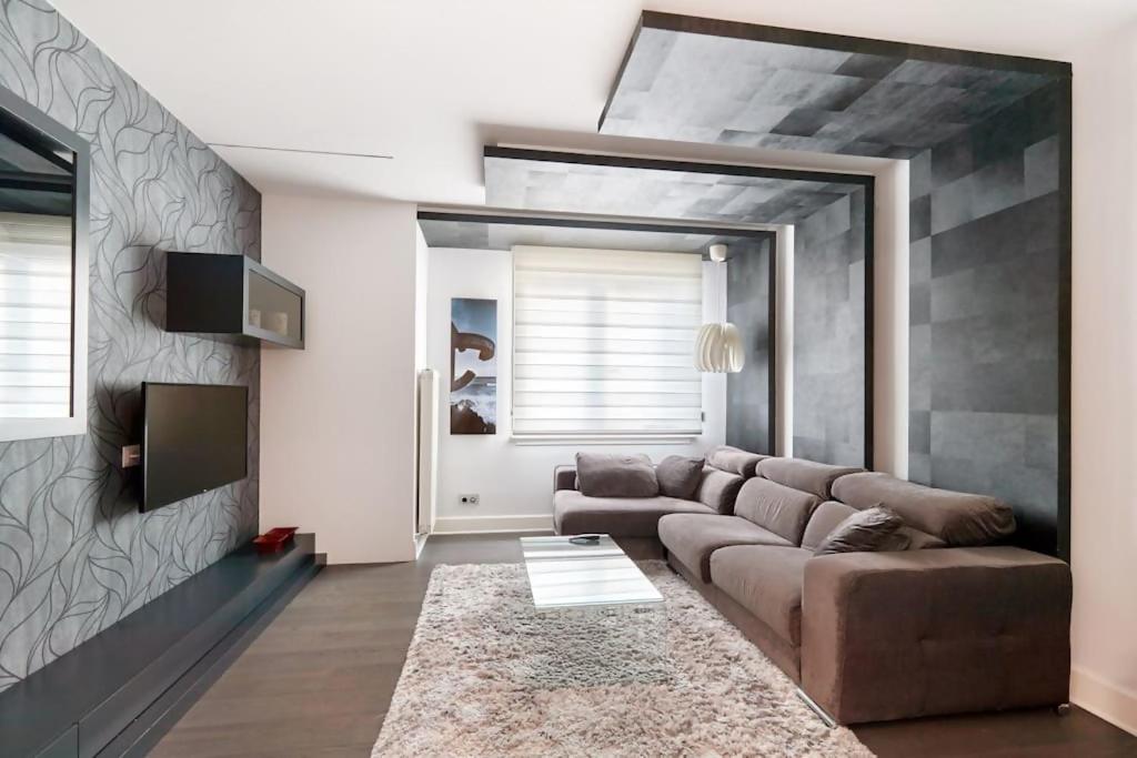Una sala de estar con un sofá y un televisor. en Tranquilo Apartamento en pleno corazón de Pamplona, en Pamplona