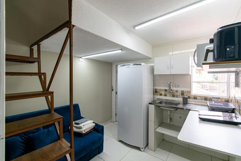 een keuken met een hoogslaper en een koelkast bij 54 LOFT quadruplo · LOFT, apartamento, pousada perto Sao Paulo EXPO in Sao Paulo