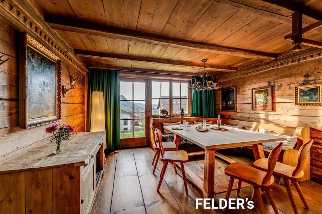 a dining room with a table and chairs at Felder´s - Chalet Infinity - Neueröffnung in Burgberg