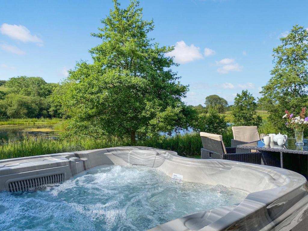 a jacuzzi tub in the middle of a yard at Kite Cottage in Llandeilo