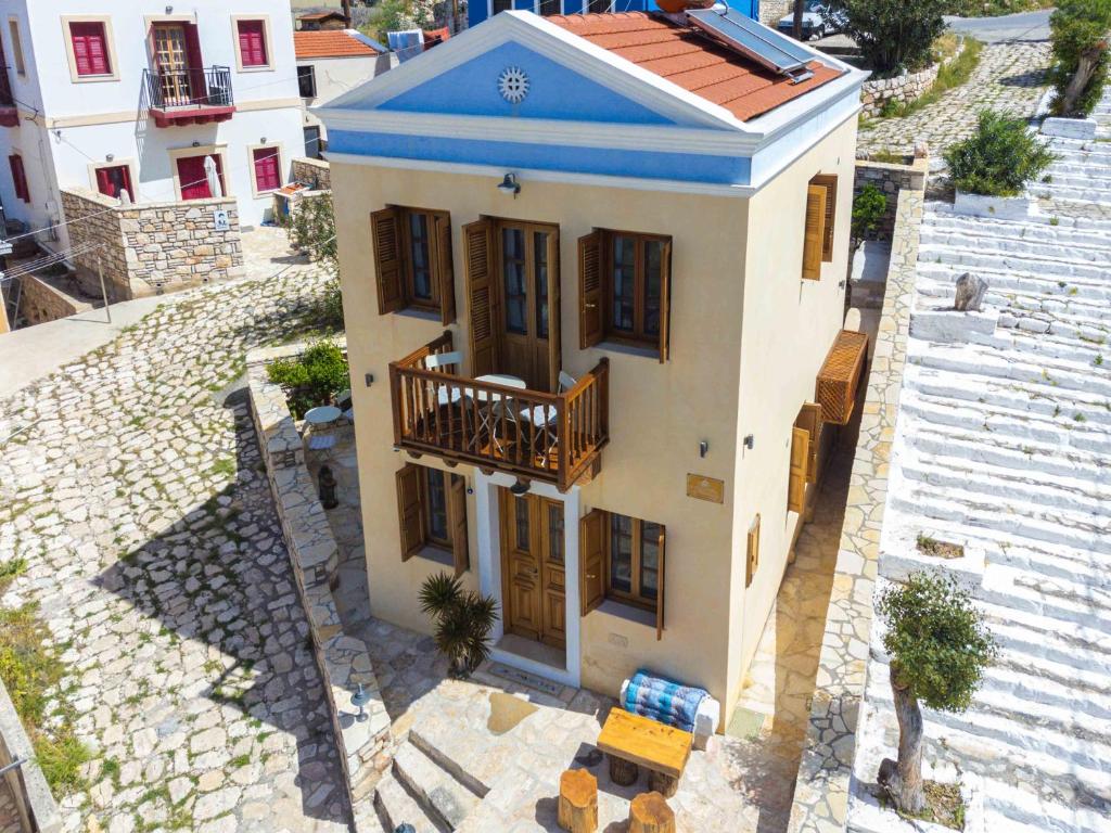 una vista aérea de una casa con balcón en Alexandros en Meyisti