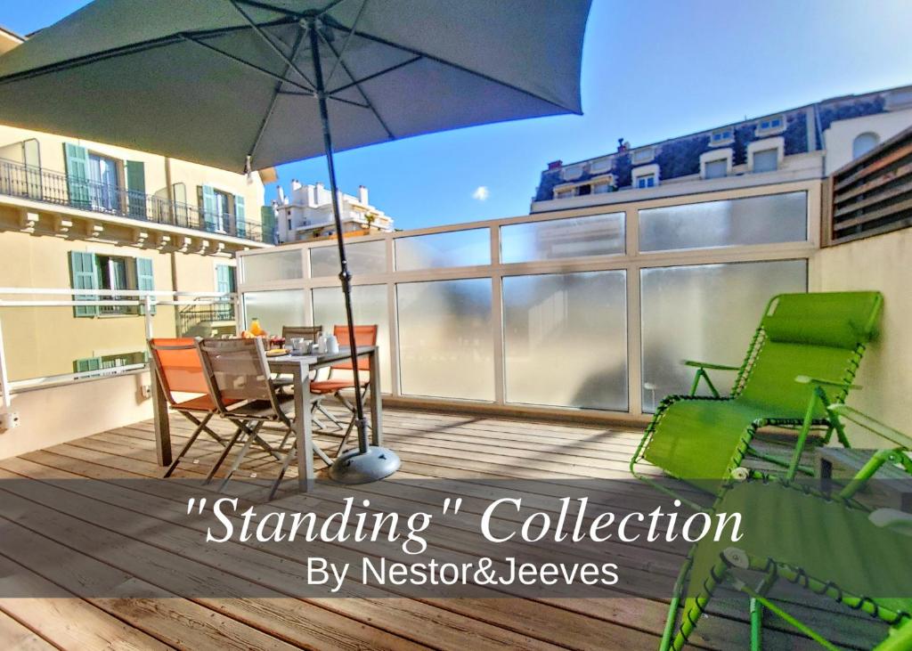 un patio avec des chaises et un parasol sur une terrasse dans l'établissement Nestor&Jeeves - ALPHONSE KARR TERRASSE - Hyper center - Close sea - Chic street, à Nice