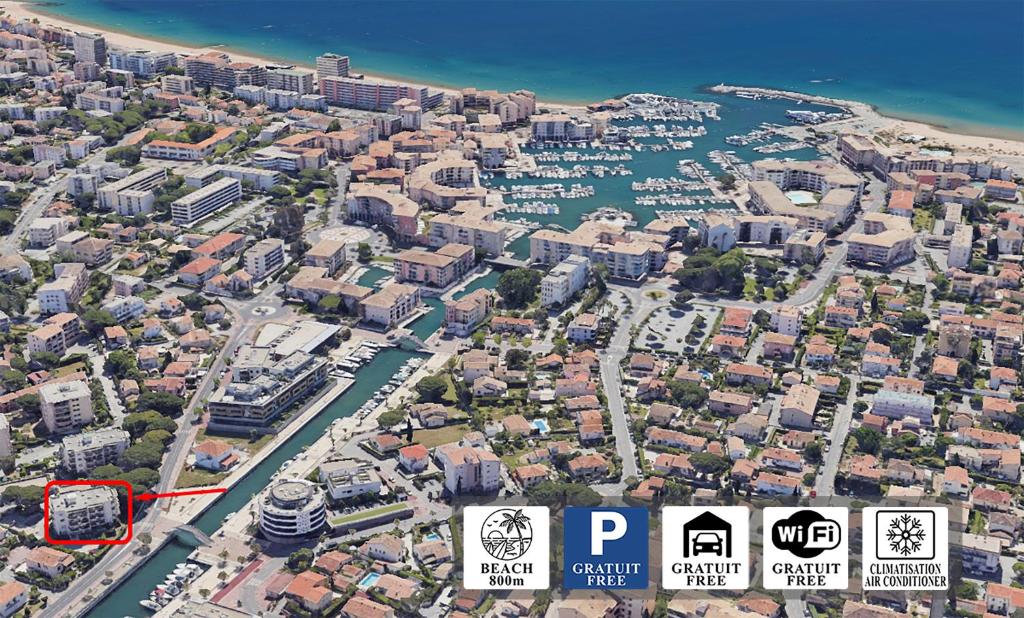 une vue aérienne d'une ville avec un port dans l'établissement Chic Appart du Port Fréjus, à Fréjus