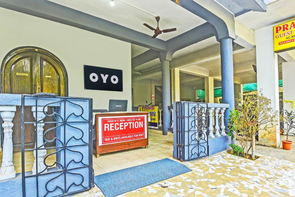 un edificio con una puerta con un cartel. en OYO Pravin Guest House, en Goa