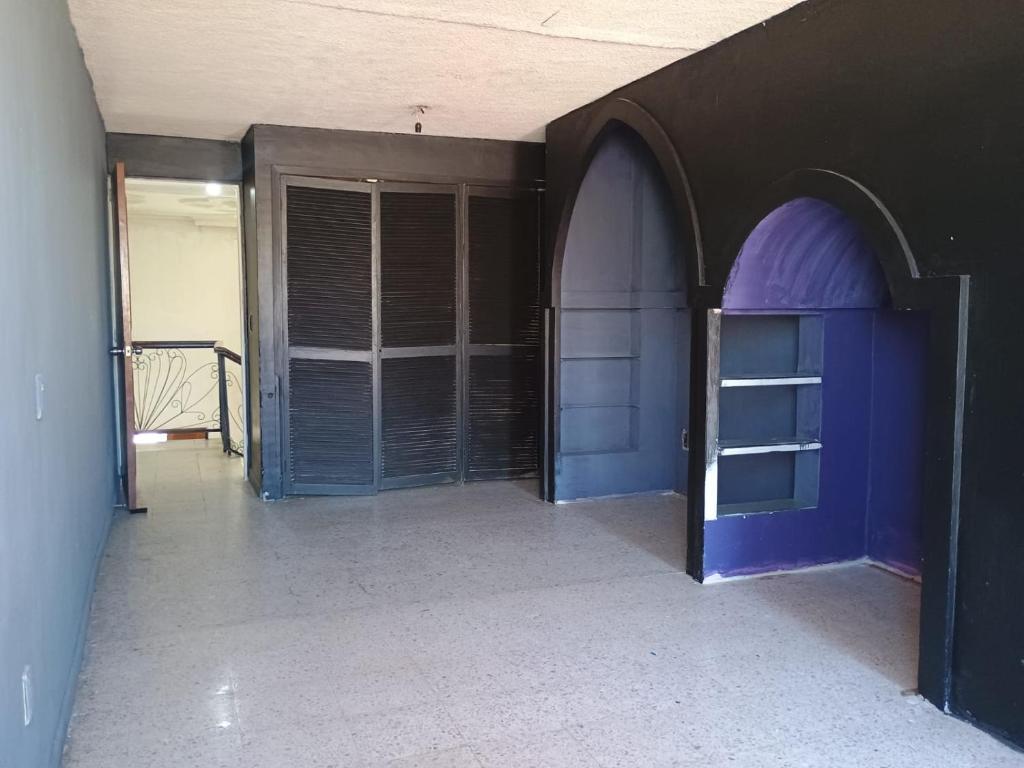un corridoio vuoto con porte blu e viola di La casa de Fonrouge a Guadalajara