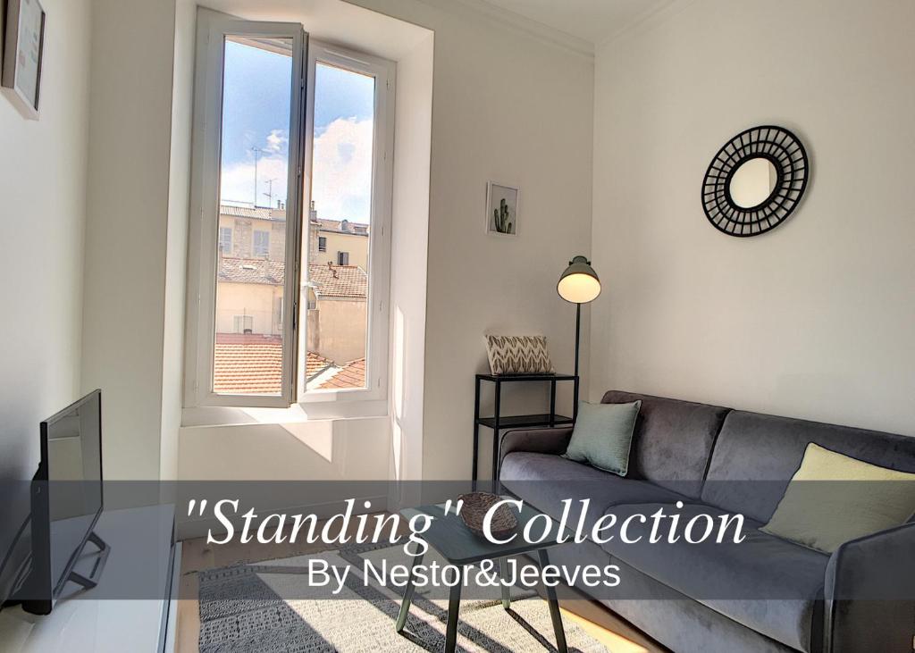 un salon avec un canapé et une fenêtre dans l'établissement Nestor&Jeeves - CAESARS - Hyper center - Shopping avenue, à Nice