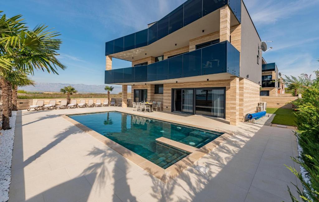 プリヴラカにあるAwesome Home In Privlaka With Kitchenの正面にプールがある家