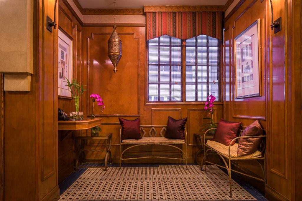 Posezení v ubytování Casablanca Hotel by Library Hotel Collection
