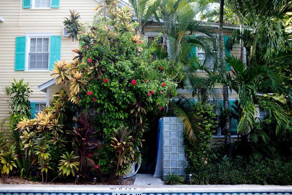 Ein Haus mit einem Haufen Pflanzen davor. in der Unterkunft Seaport Inn in Key West