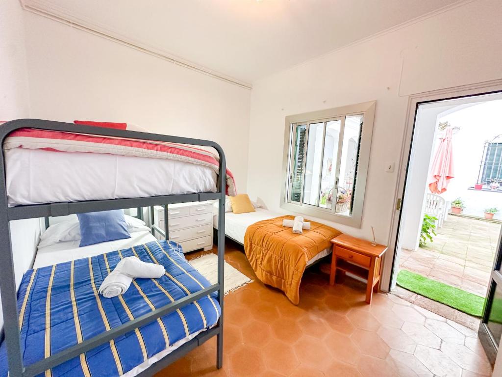 1 dormitorio con 2 literas y mesa en Wonderful House on the beach, en Caldes d'Estrac