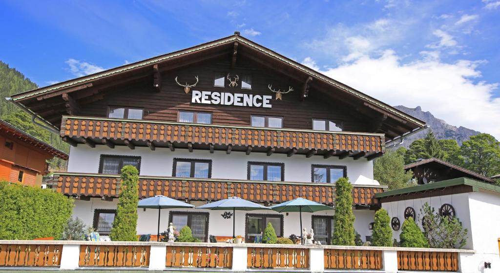 un edificio con un cartello che legge la residenza di Hotel Pension Residence a Ramsau am Dachstein