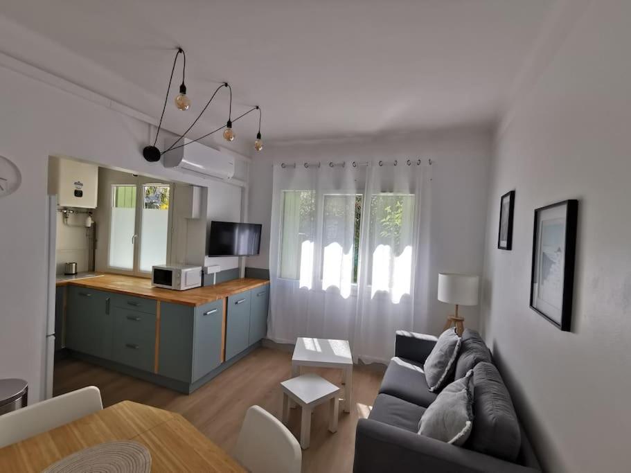 un salon avec un canapé et une table dans l'établissement Sources bas chambre climatisation, à Avignon