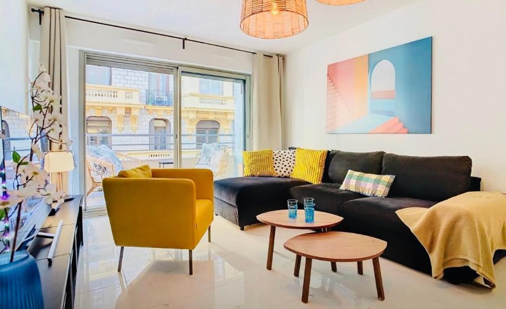 un salon avec un canapé et une table dans l'établissement Appartement Nice Palais de la Méditerranée, à Nice