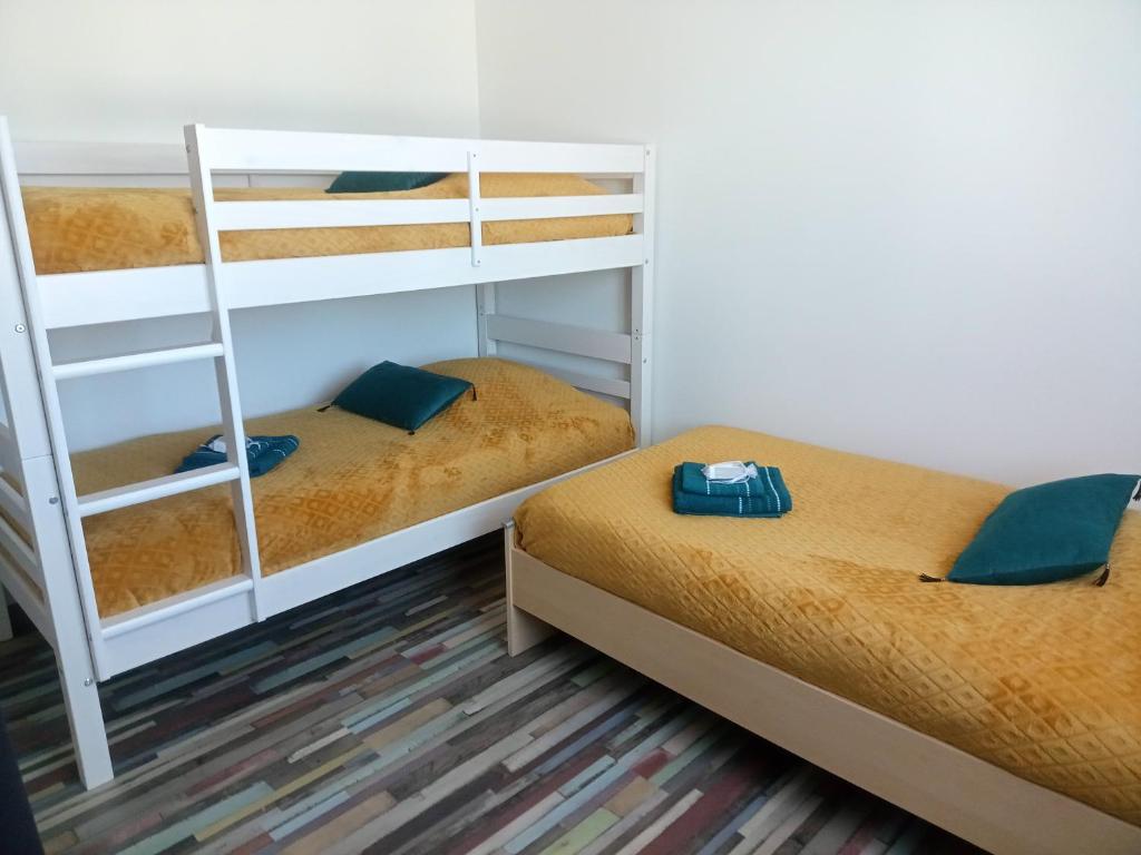 une chambre avec deux lits superposés et une échelle dans l'établissement Meublé de tourisme classé 3 étoiles Le Ptit Coin de Soleil - Saint Ciers d'Abzac, à Saint-Ciers-dʼAbzac