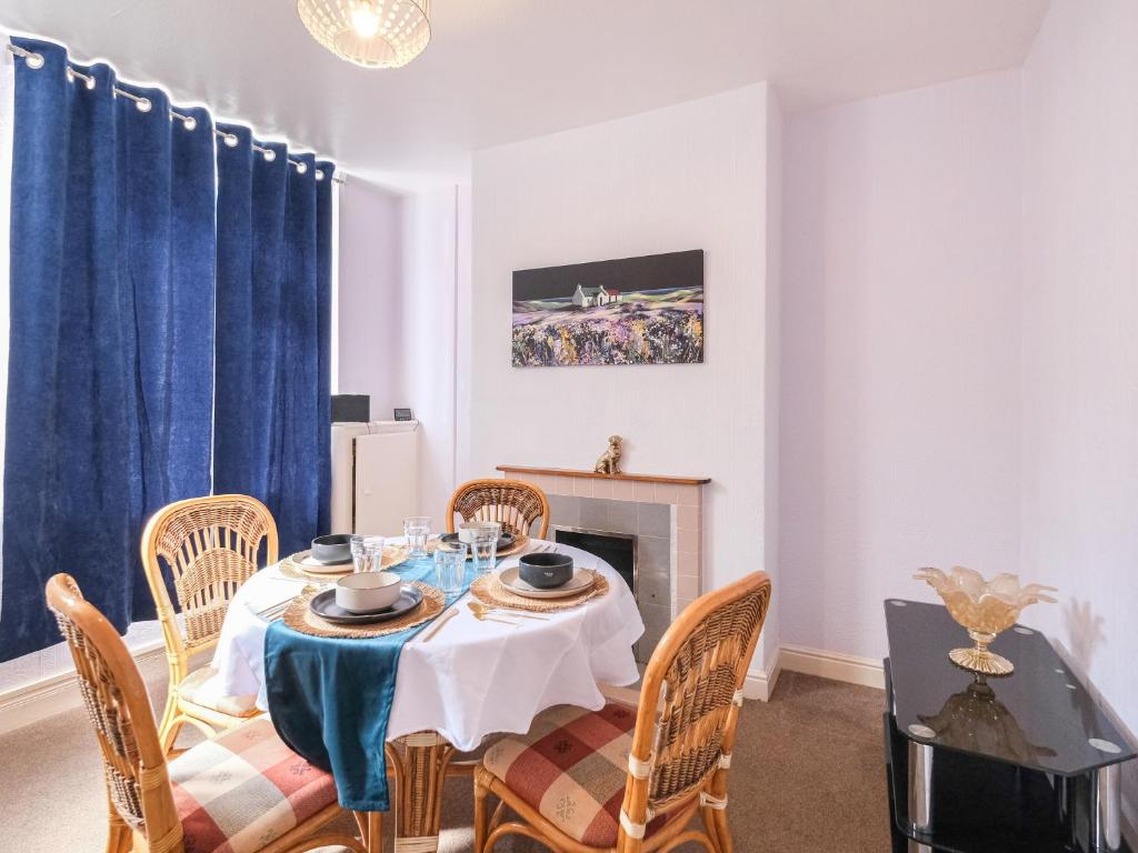 uma sala de jantar com uma mesa e cadeiras e uma lareira em Lovely large 2-Bed House with 2 Reception Rooms em Atherstone