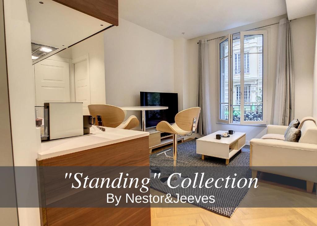 un salon avec un canapé et une table dans l'établissement Nestor&Jeeves - MODERN ROCK - Central - Very close sea, à Nice