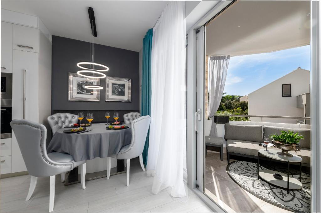 Posedenie v ubytovaní Modern and Spectacular 2-BedApartment in Cavtat